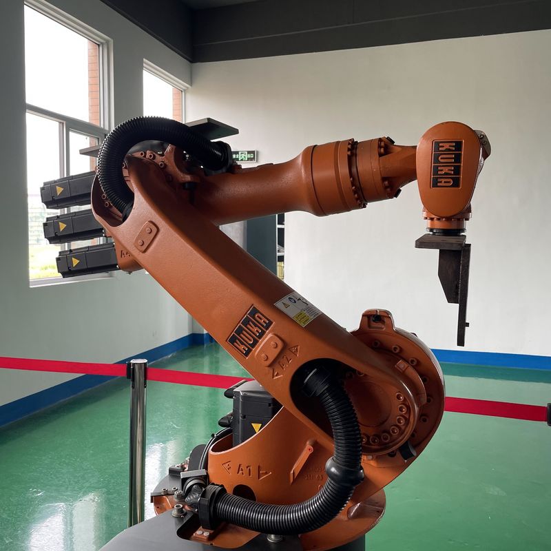 Hulpbelasting KUKA Kr16 Lasrobot met XP-controller 1611 mm Reach Fronius Lasbronbehandelingsassemblage Snijbelasting