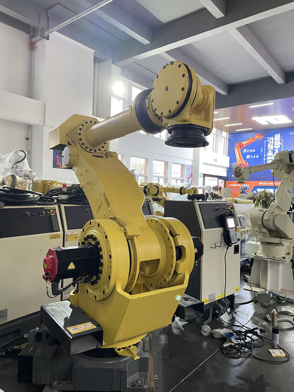 6-assige robotarm voor injectiemachines, aangestuurd door UR10e voor naadloze integratie in geautomatiseerde spuitgietlijnen