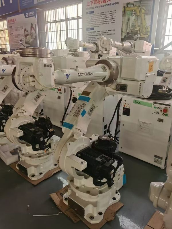 Gebruikte Oranje Robotarm Inclusief Controller C4 en Werkbereik 1904mm Ontworpen voor Prestaties in Industriële Robotica