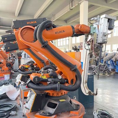 6 as Industrieel Gebruikt Robotachtig Wapen KUKA KR210 voor Lassen het Palletiseren