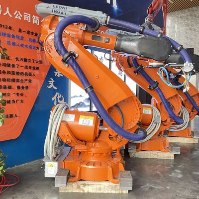 Machinelading die Gebruikte ABB-Robots IRB6640-235/2.55 leegmaken